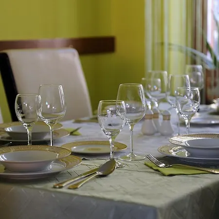 Kovács és étterem Hotel *